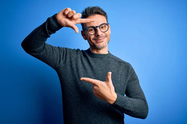 Homem Bonito Jovem Vestindo Camisola Casual Óculos Sobre Fundo Azul — Fotografia de Stock