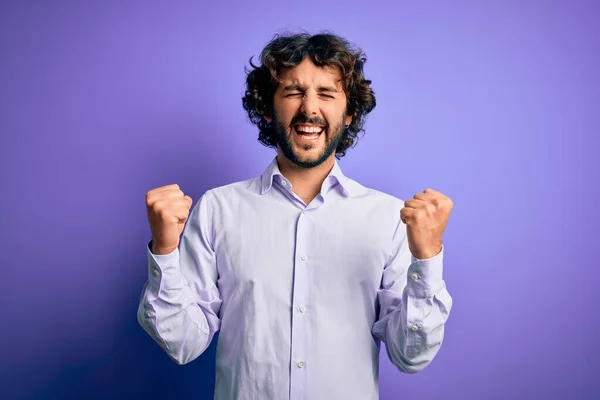 Młody Przystojny Biznesmen Brodą Koszuli Stojącej Fioletowym Tle Bardzo Szczęśliwy — Zdjęcie stockowe