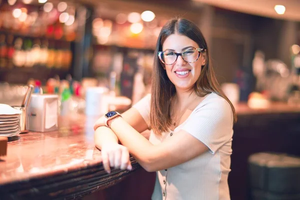 Giovane Bella Donna Sorridente Felice Fiducioso Piedi Con Sorriso Sul — Foto Stock