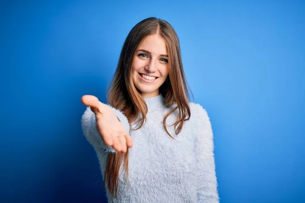 Jovem Mulher Ruiva Bonita Vestindo Camisola Casual Sobre Fundo Azul — Fotografia de Stock