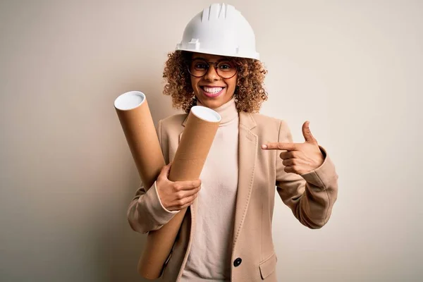 アフリカ系アメリカ人の建築家の女性を身に着けている安全ヘルメットと眼鏡保持設計図非常に幸せなポインティングで手と指 — ストック写真