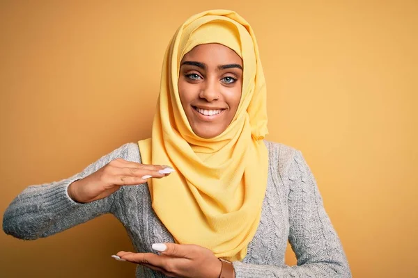 Junge Schöne Afrikanisch Amerikanische Mädchen Trägt Muslimischen Hijab Über Isoliertem — Stockfoto