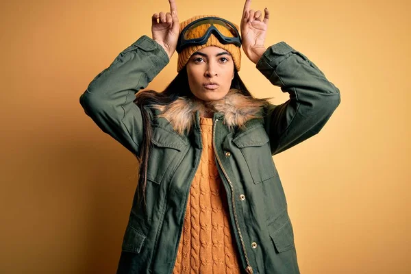 Joven Mujer Hispana Hermosa Usando Gafas Esquí Abrigo Para Clima —  Fotos de Stock