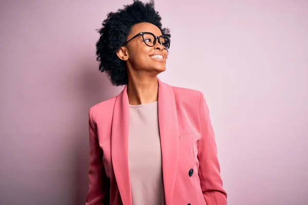 Mladá Krásná Afro Americká Byznysmena Kudrnatými Vlasy Růžové Bundě Dívá — Stock fotografie