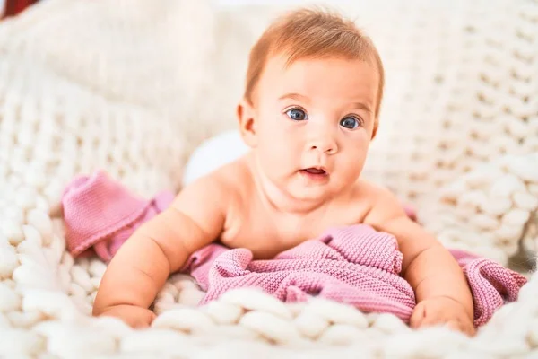 Förtjusande Bebis Liggande Över Filten Soffan Hemma Nyfödd Avkopplande Och — Stockfoto