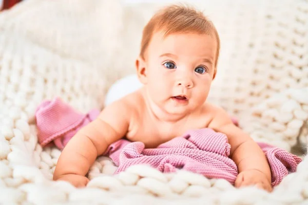 Adorable Bebé Acostado Sobre Una Manta Sofá Casa Recién Nacido — Foto de Stock