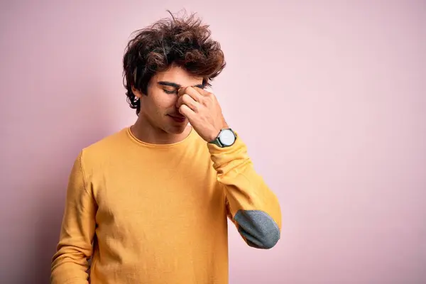 Young Handsome Man Wearing Yellow Casual Shirt Standing Isolated Pink — Stock Photo, Image