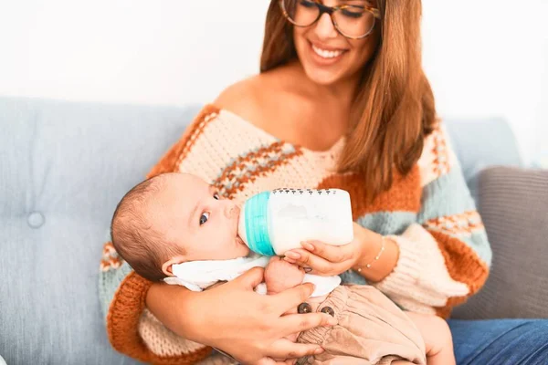 Genç Güzel Bir Kadın Bebeği Evdeki Kanepede Yeni Doğan Anne — Stok fotoğraf