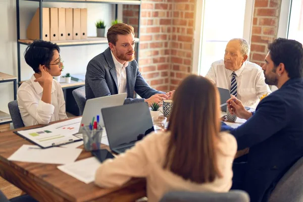 Grupo Trabajadores Empresariales Que Trabajan Juntos Sentado Escritorio Usando Ordenador — Foto de Stock