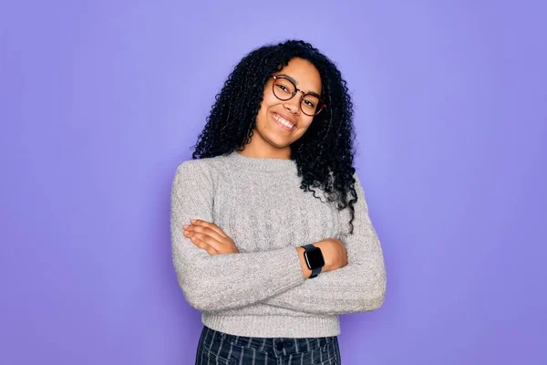 Молодая Африканская Американка Случайном Свитере Очках Фиолетовом Фоне Счастливое Лицо — стоковое фото