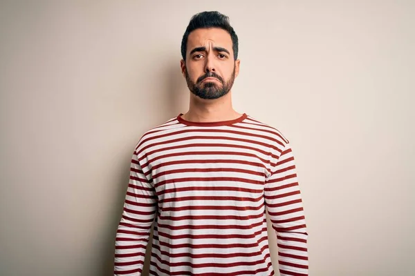 Jonge Knappe Man Met Baard Draagt Casual Gestreepte Shirt Staan — Stockfoto