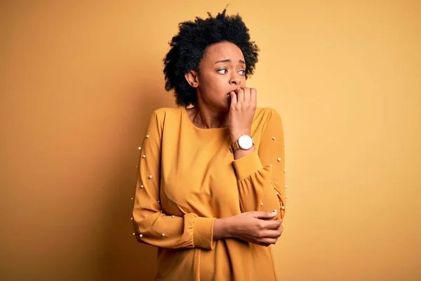 Young Beautiful African American Afro Woman Curly Hair Wearing Casual — Stock Photo, Image