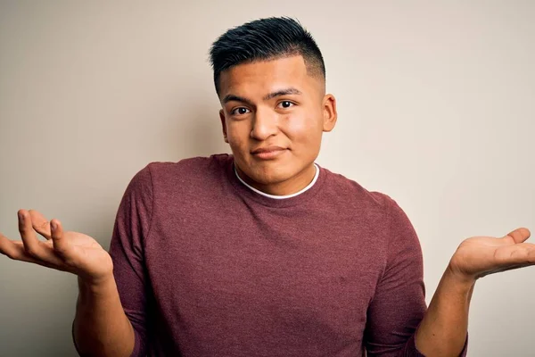 Joven Hombre Latino Guapo Usando Suéter Casual Pie Sobre Fondo —  Fotos de Stock