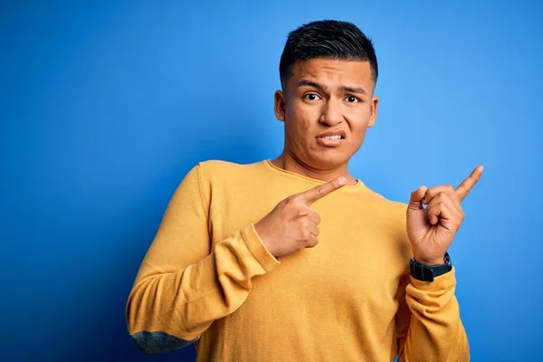 Joven Hombre Latino Guapo Usando Suéter Casual Amarillo Sobre Fondo —  Fotos de Stock