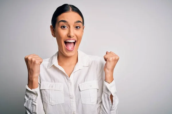 Joven Mujer Morena Hermosa Con Camisa Casual Sobre Fondo Blanco — Foto de Stock