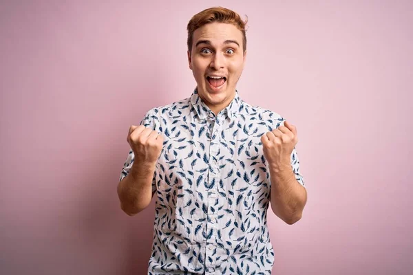 Homem Ruivo Bonito Jovem Vestindo Camisa Verão Casual Sobre Fundo — Fotografia de Stock