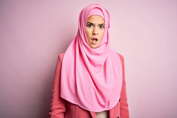 Молодая Красивая Девушка Мусульманском Хиджабе Стоящая Изолированном Розовом Фоне Шоковом — стоковое фото