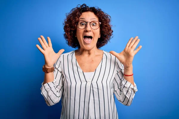 Middelbare Leeftijd Mooie Krullend Haar Vrouw Dragen Casual Gestreepte Shirt — Stockfoto