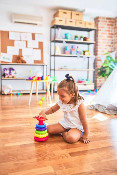 Junge Schöne Blonde Mädchen Kind Genießt Spielschule Mit Spielzeug Kindergarten — Stockfoto