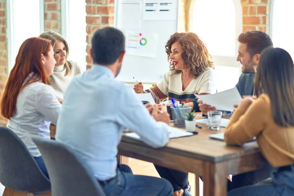 Gruppe Von Geschäftsleuten Die Zusammenarbeiten Mit Laptop Schreibtisch Sitzen Und — Stockfoto