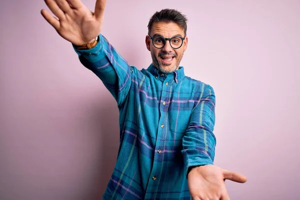 Jeune Bel Homme Portant Une Chemise Décontractée Des Lunettes Debout — Photo