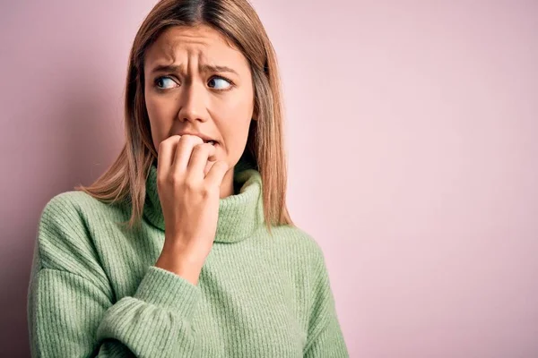 Jonge Mooie Blonde Vrouw Dragen Winterwol Trui Roze Geïsoleerde Achtergrond — Stockfoto