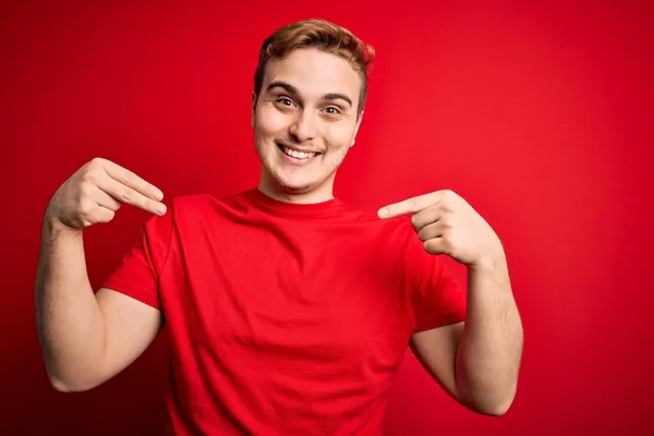 Jovem Homem Ruivo Bonito Vestindo Camiseta Casual Sobre Fundo Vermelho — Fotografia de Stock