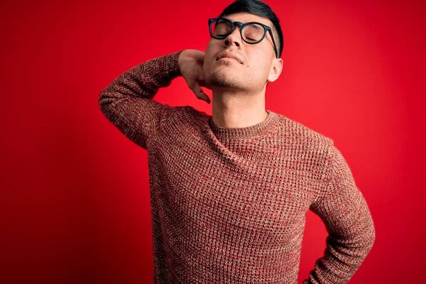 Young Handsome Hispanic Man Wearing Nerd Glasses Red Background Suffering — Stock Photo, Image
