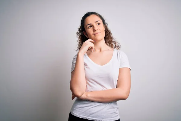 Junge Schöne Frau Mit Lockigem Haar Lässigem Shirt Vor Weißem — Stockfoto