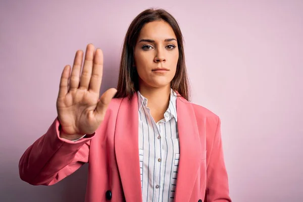 Joven Mujer Morena Hermosa Con Chaqueta Pie Sobre Fondo Rosa — Foto de Stock