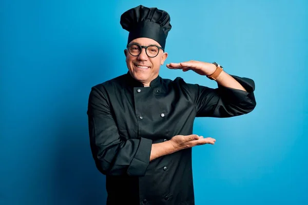 Hombre Guapo Cocinero Pelo Gris Mediana Edad Con Uniforme Cocina —  Fotos de Stock