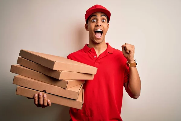 Bonito Homem Entrega Afro Americano Segurando Caixas Pizza Italiana Sobre — Fotografia de Stock