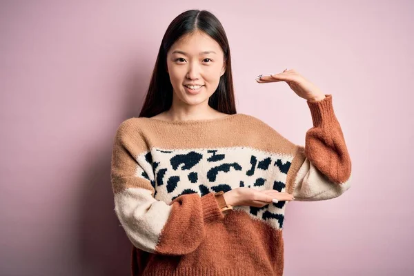 스웨터 아름답고 아름다운 아시아 여인은 손으로 표시를 있으며 상징을 표시하고 — 스톡 사진