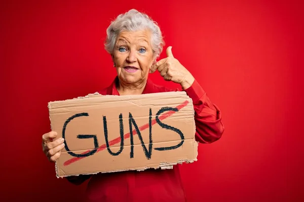 Senior Hermosa Mujer Pelo Gris Sosteniendo Pancarta Con Armas Prohibidas —  Fotos de Stock