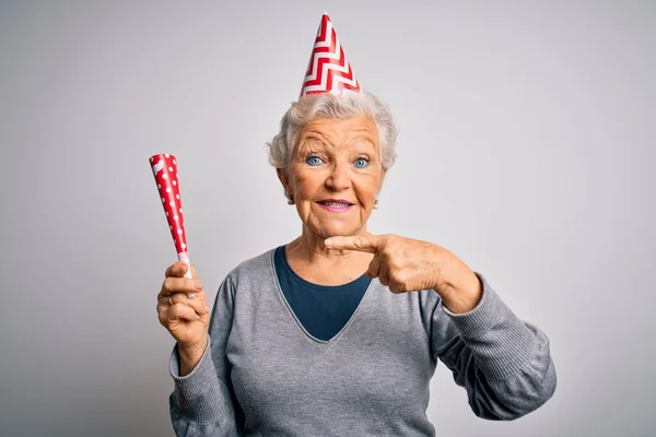 Senior Hermosa Mujer Pelo Gris Celebrando Cumpleaños Con Sombrero Divertido —  Fotos de Stock