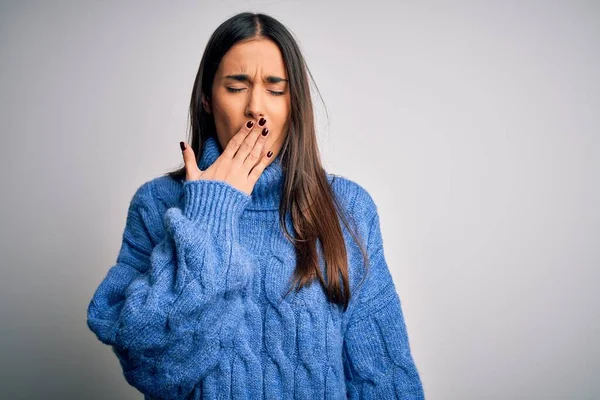 Giovane Bella Donna Bruna Indossa Casual Maglione Dolcevita Sfondo Bianco — Foto Stock