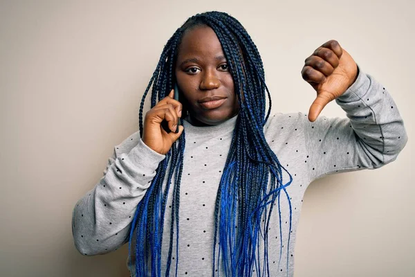 Молодая Африканская Американка Плюс Женщина Косичками Разговаривает Смартфону Разгневанным Лицом — стоковое фото