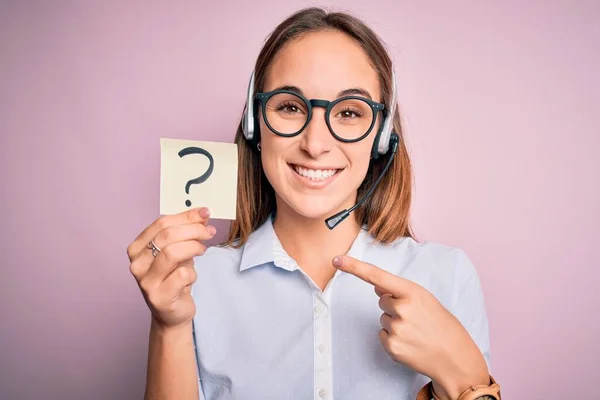 Schöne Callcenter Agentin Arbeitet Mit Headset Mit Erinnerung Mit Fragezeichen — Stockfoto