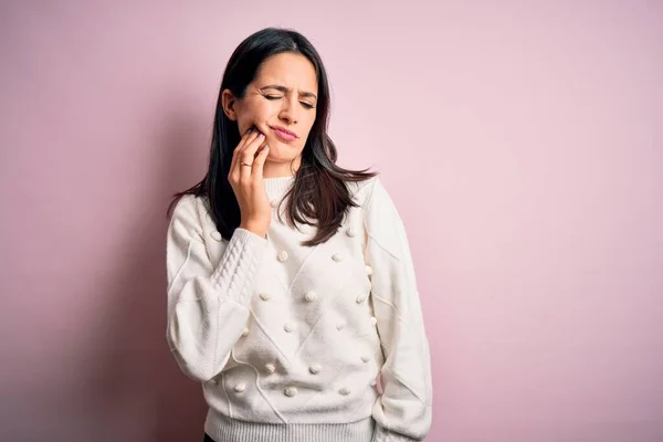 Junge Brünette Frau Mit Blauen Augen Trägt Lässigen Pullover Über — Stockfoto