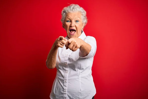 Ältere Schöne Frau Elegantem Hemd Steht Über Isoliertem Rotem Hintergrund — Stockfoto