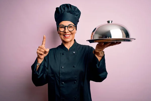 Mulher Chef Morena Meia Idade Usando Uniforme Fogão Chapéu Segurando — Fotografia de Stock