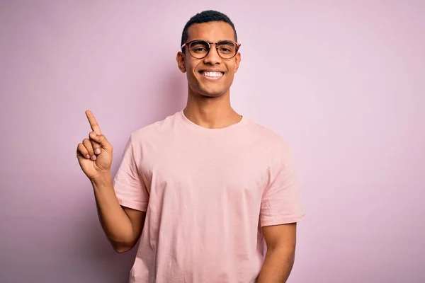 Schöner Afrikanisch Amerikanischer Mann Lässigem Shirt Und Brille Über Rosa — Stockfoto