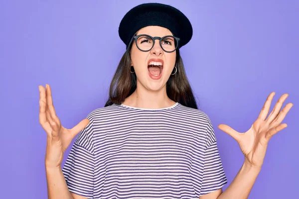 Joven Mujer Morena Hermosa Con Gafas Boina Francesa Sobre Fondo —  Fotos de Stock