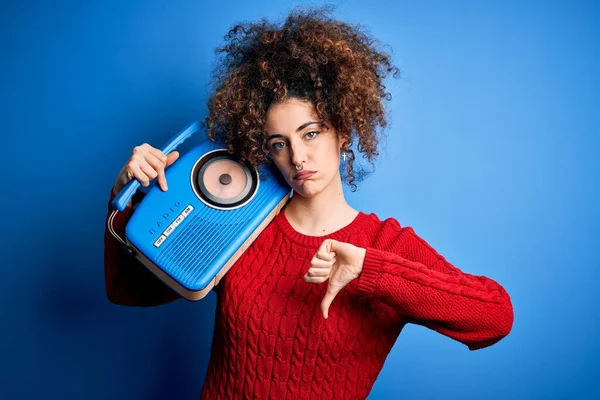 Joven Hermosa Mujer Con Pelo Rizado Piercing Escuchando Música Usando — Foto de Stock