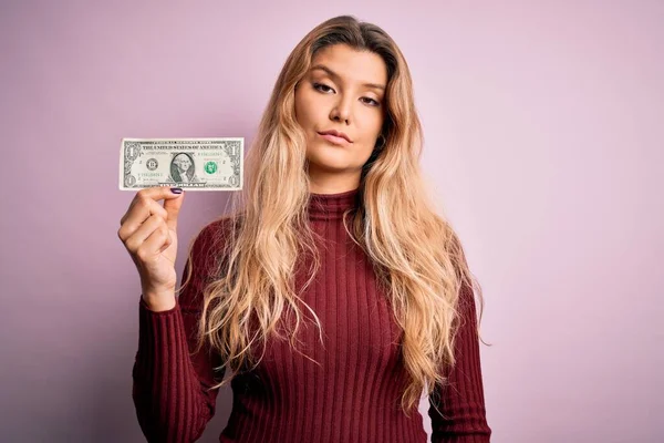 Mladá Krásná Blondýna Žena Drží Jeden Dolar Bankovky Nad Izolované — Stock fotografie