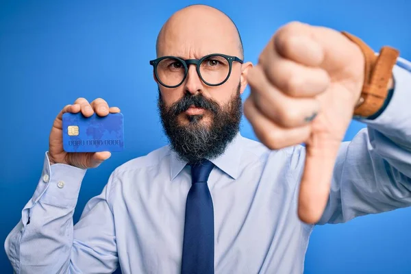 Snygg Skallig Affärsman Med Skägg Håller Kreditkort Över Isolerad Blå — Stockfoto