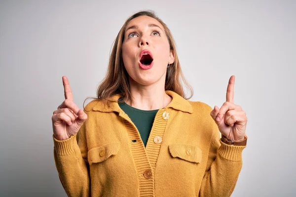 Jonge Mooie Blonde Vrouw Dragen Casual Trui Geïsoleerde Witte Achtergrond — Stockfoto