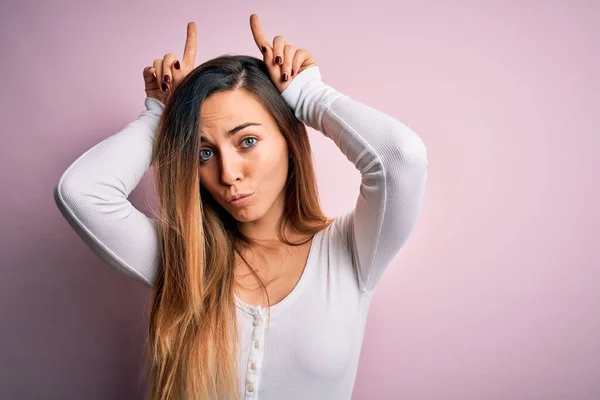 Joven Mujer Rubia Hermosa Con Ojos Azules Usando Camiseta Blanca — Foto de Stock