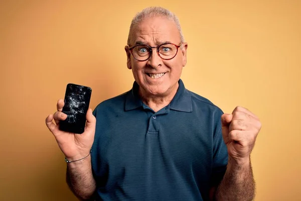 Medelålders Man Håller Bruten Smartphone Visar Sprucken Skärm Över Gul — Stockfoto