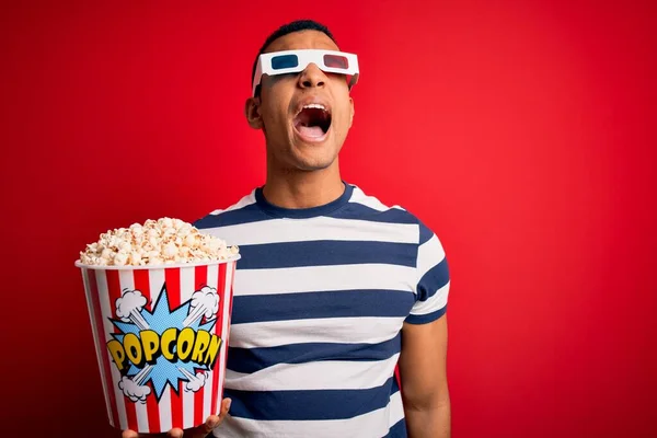 Jovem Homem Afro Americano Bonito Assistindo Filme Usando Óculos Comendo — Fotografia de Stock